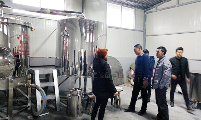 11.16確保發(fā)酵完成后，再用白酒蒸餾設(shè)備蒸酒