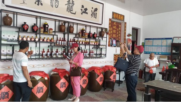 雅大白酒釀酒設(shè)備帶你走進(jìn)湄江龍酒業(yè)，見證他是怎樣一步步發(fā)展壯大的