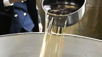 剛用蒸汽釀酒設(shè)備蒸的這批酒有點(diǎn)發(fā)黃，正常嗎？