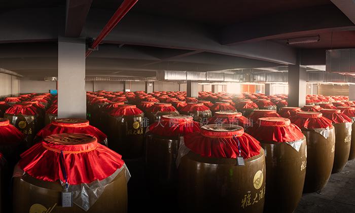 大型釀酒設(shè)備用陶缸存酒