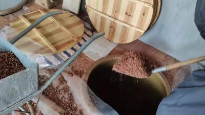 身邊有個用白酒生產(chǎn)設(shè)備釀純糧酒的朋友，千金難求...