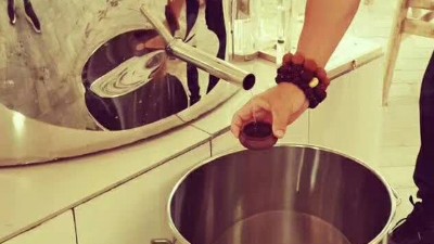 為什么冬季從小型酒廠釀酒設(shè)備蒸出的白酒會(huì)發(fā)苦呢？