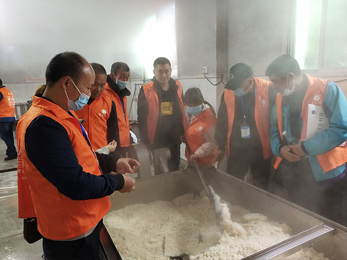 大米酒實(shí)操教學(xué)，黨員親自動(dòng)手操作700