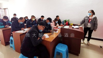 4月23日，雅大大型釀酒設(shè)備廠家釀酒師們忙碌的一天