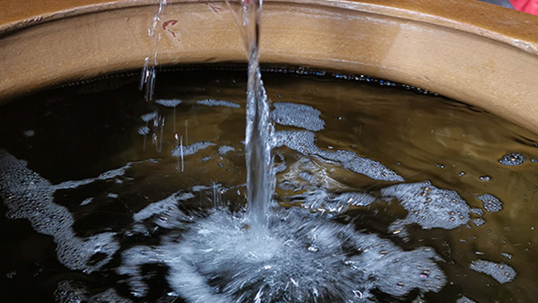 引進(jìn)先進(jìn)的大型釀酒設(shè)備機(jī)械化生產(chǎn)，將小曲清香型白酒發(fā)揚(yáng)光大