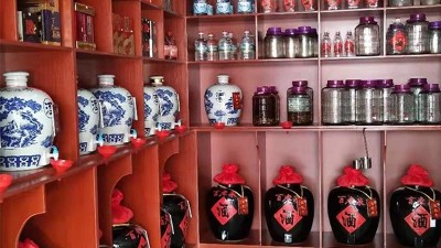 瓶裝酒橫行，是什么讓人們再次愛上小型酒廠釀酒設(shè)備生產(chǎn)的散酒？