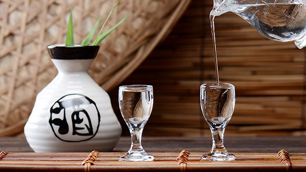 為什么中國白酒用蒸餾酒設(shè)備一次蒸餾就能獲得很高度數(shù)的原酒？