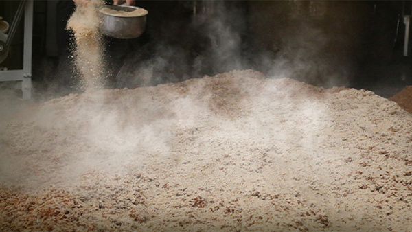 九月九用白酒釀酒設(shè)備釀好酒，圖文帶您了解醬酒重陽(yáng)下沙全流程