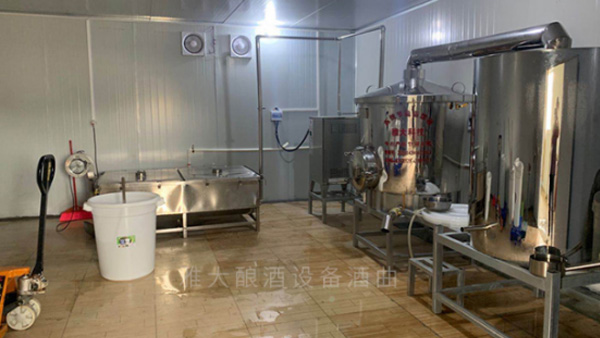 受疫情影響不讓養(yǎng)蛇，用新式白酒釀酒設(shè)備做酒迎來(lái)新未來(lái)！