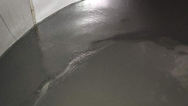 剛用純糧釀酒設(shè)備蒸餾的白酒上面漂浮著油花，怎么回事？