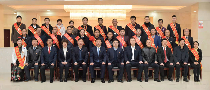 區(qū)委書記唐燁、區(qū)長趙立平等領導與勞動模范和先進工作者親切合影