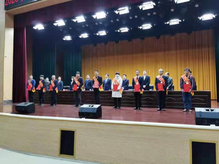 出席領導向受表彰的18位勞模、先進工作者頒發(fā)榮譽證書