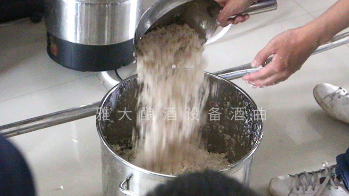 山藥釀酒技術-將拌好酒曲的大米飯加入裝山藥的桶中