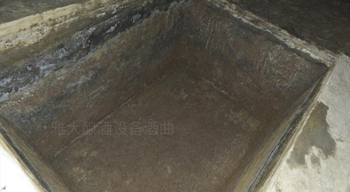 6.29起窖后，及時(shí)將窖池清掃干凈