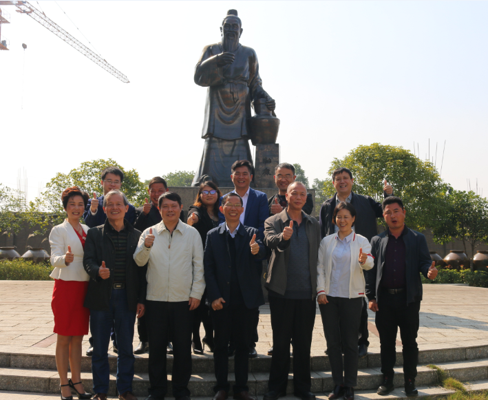 11.12雅大董事長胡順開與來訪領導、專家一行親切合影