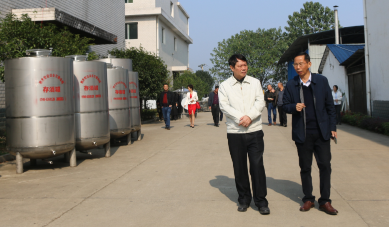 11.12大董事長胡順開向市供銷社黨組書記、理事會主任唐甫忠（左1）匯報企業(yè)情況