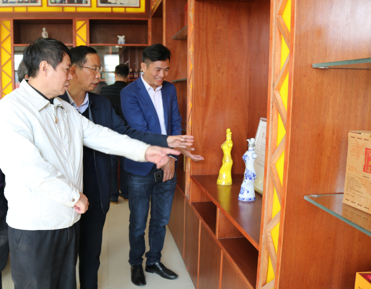 11.12市供銷社黨組書記、理事會主任唐甫忠對雅大獨特的酒瓶設計所吸引