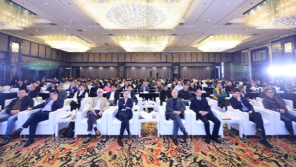 【標(biāo)準(zhǔn)化·產(chǎn)業(yè)鏈·強品牌】雅大董事長胡順開 出席2025第四屆果酒產(chǎn)業(yè)發(fā)展大會并致開幕詞