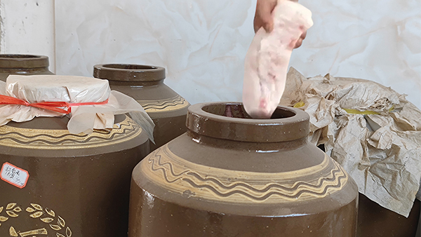 只要有1套釀酒蒸餾設(shè)備，用肥肉也能釀出酒來？