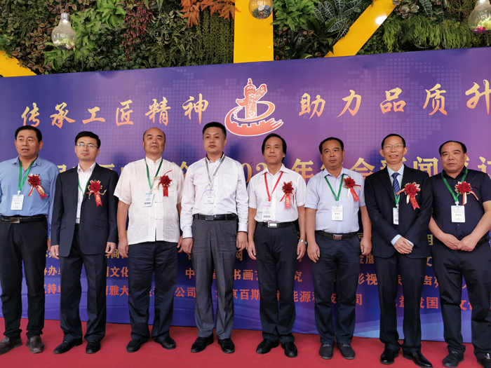 3雅大董事長(zhǎng)胡順開(kāi)與會(huì)議重要嘉賓領(lǐng)導(dǎo)親切合影