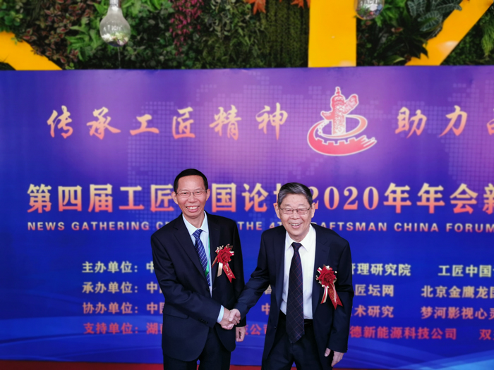 2雅大董事長(zhǎng)胡順開(kāi)與“人民楷?！眹?guó)家榮譽(yù)稱(chēng)號(hào)獲得者、大慶油田新時(shí)期鐵人王啟民合影