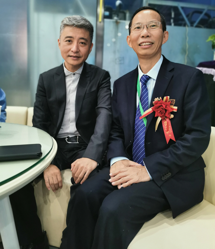 4雅大智能董事長(zhǎng)與曲藝名家、央視主持人周煒親切合影