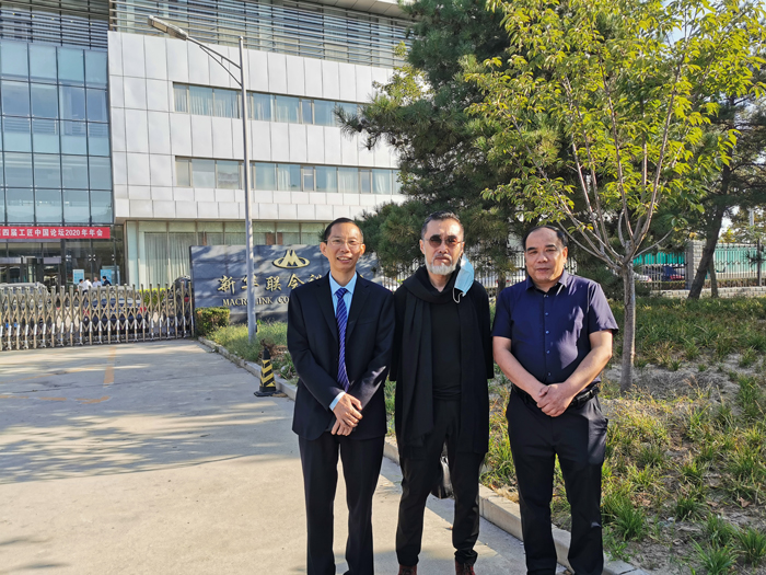 5左：雅大董事長(zhǎng)胡順開(kāi)、中：著名書(shū)畫(huà)藝術(shù)家、29屆奧運(yùn)會(huì)國(guó)禮《國(guó)娃》創(chuàng)作人關(guān)玉良、右：中國(guó)白酒釀造大師張金修