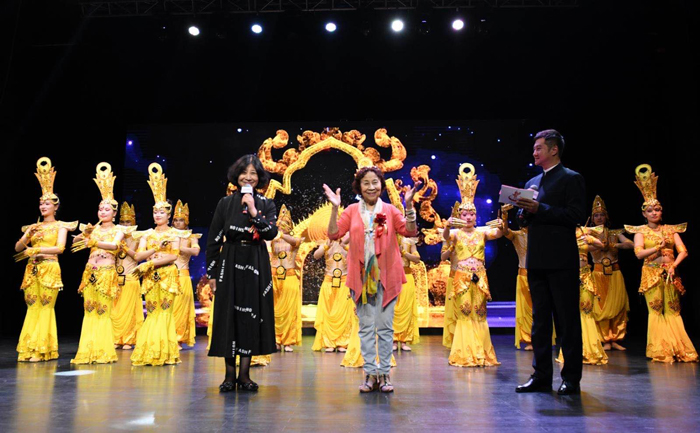 7著名舞蹈編導(dǎo)家、《千手觀(guān)音》舞蹈原著者茅迪芳，心靈之聲殘疾人藝術(shù)團(tuán)團(tuán)長(zhǎng)穆劍志登臺(tái)助興演出