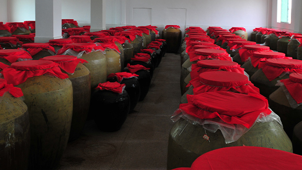 每1批好酒誕生，都需經(jīng)過做酒設(shè)備的蒸餾和時間的沉淀