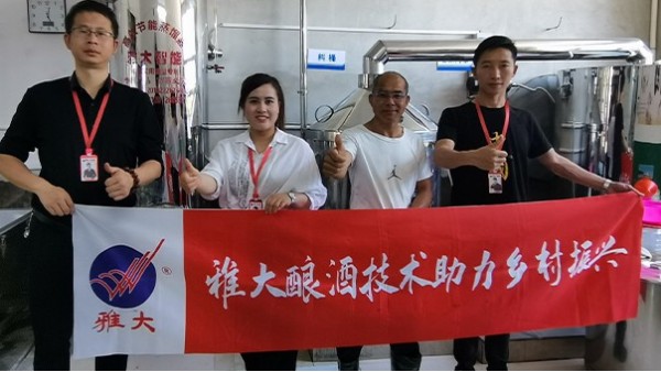 劉小虎用小型釀酒設(shè)備認真釀酒不馬虎，闖出一條致富路