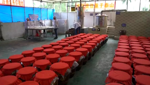 黎云勛憑1套白酒釀酒設(shè)備釀酒致富，并帶領(lǐng)村民就業(yè)