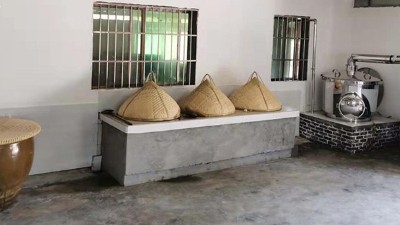 1臺(tái)傳統(tǒng)釀酒設(shè)備+幾口大缸+70平米民房，釀酒就這么簡單