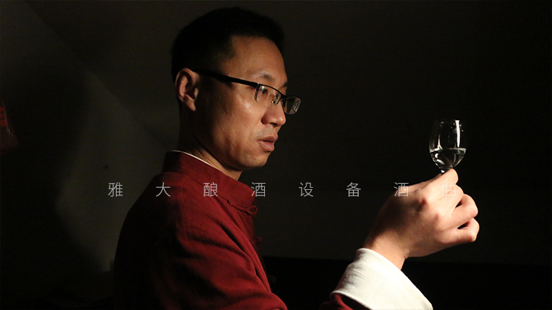 春季喝蒸餾釀酒設(shè)備釀的純糧酒更養(yǎng)生，那喝酒時要注意什么？