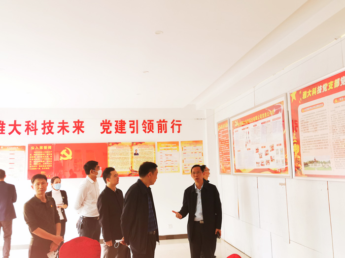 5雅大黨支部書(shū)記胡順開(kāi)向?qū)幱氯A一行匯報(bào)黨建工作