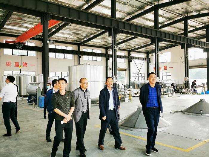 7雅大黨支部書(shū)記胡順開(kāi)陪同寧勇華一行參觀了雅大釀酒設(shè)備生產(chǎn)車(chē)間