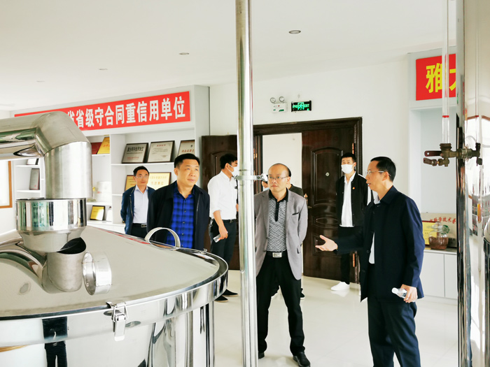 9雅大黨支部書(shū)記胡順開(kāi)向?qū)幱氯A一行介紹雅大釀酒設(shè)備