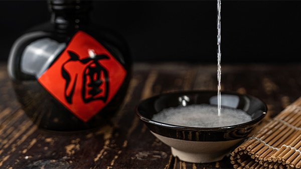 我們當(dāng)?shù)匾院雀叨染茷橹?，選用怎樣的白酒蒸餾設(shè)備好？