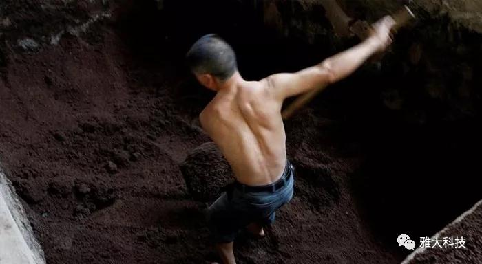 燒酒設(shè)備-出窖后，應(yīng)該把窖底、窖壁清掃干凈