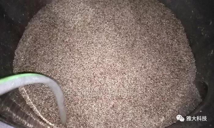 白酒釀酒設(shè)備蒸糧過(guò)程-加燜水