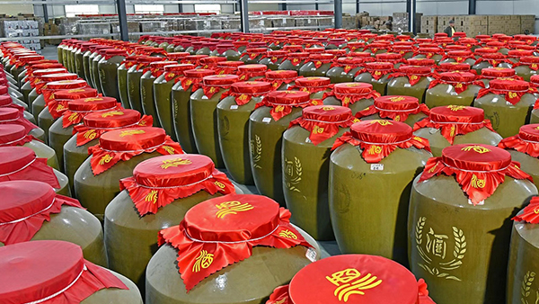 “新十條”發(fā)布，酒水市場(chǎng)回暖，您的白酒蒸餾設(shè)備酒坊備足貨了嗎