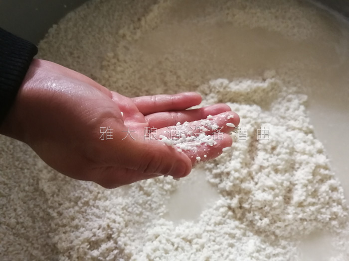 釀酒工藝-低度白酒是如何用白酒釀酒設(shè)備釀制的？2