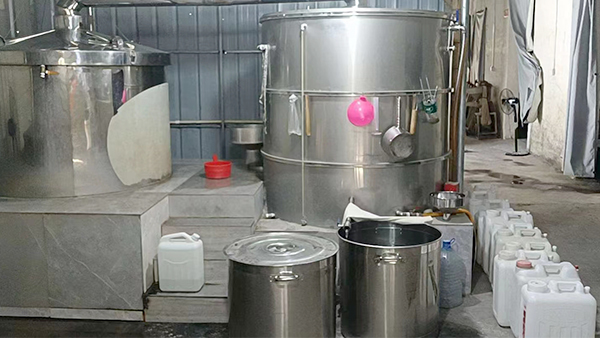 引進(jìn)新型釀酒設(shè)備對(duì)酒坊進(jìn)行升級(jí)，每天大單接不停！