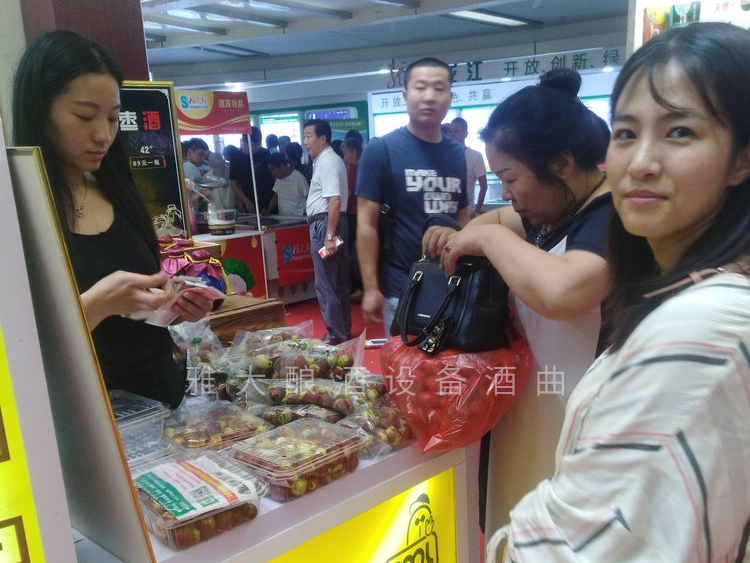 4.21展銷(xiāo)會(huì)上排起了長(zhǎng)隊(duì)