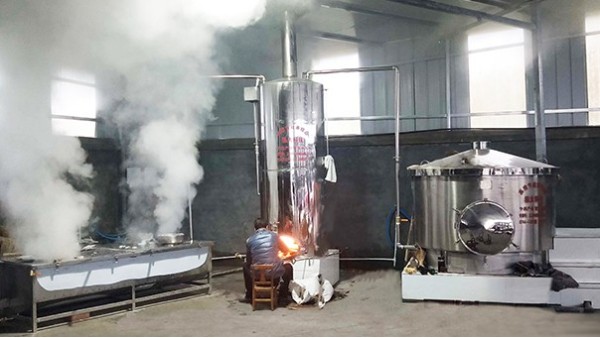 在外打工苦，走烤酒設(shè)備釀酒+酒糟養(yǎng)殖路，老婆孩子熱炕頭