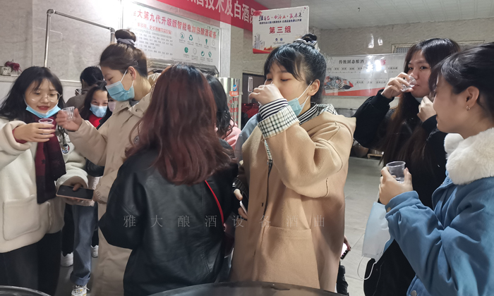 同學(xué)們現(xiàn)場品酒，體驗白酒喝下喉的感覺