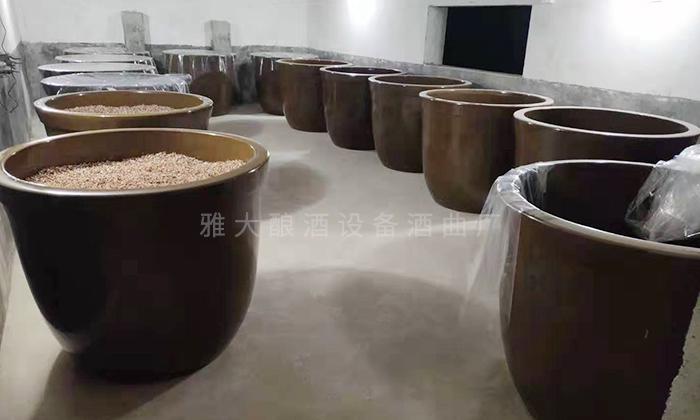 在蔣老師的指導(dǎo)下，釀造各種酒