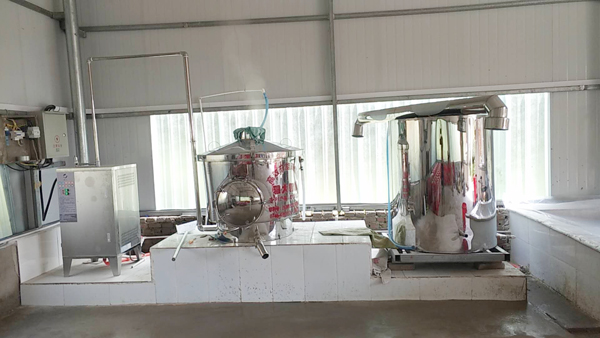 自從朱大哥換了這款小型白酒設(shè)備后，生意突然火了起來(lái)！