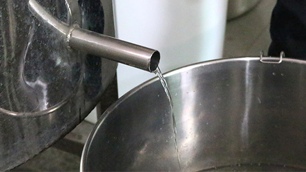 夏季用小型酒廠釀酒設(shè)備做酒產(chǎn)量驟減，他急瘋了