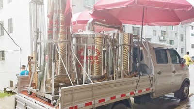 推著小型烤酒設(shè)備上門加工釀酒，顧客在意的到底是什么？