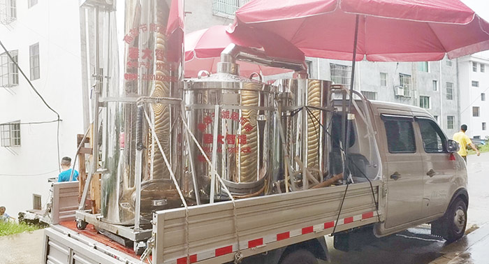 3.12開(kāi)著車載著移動(dòng)式釀酒設(shè)備上門(mén)加工